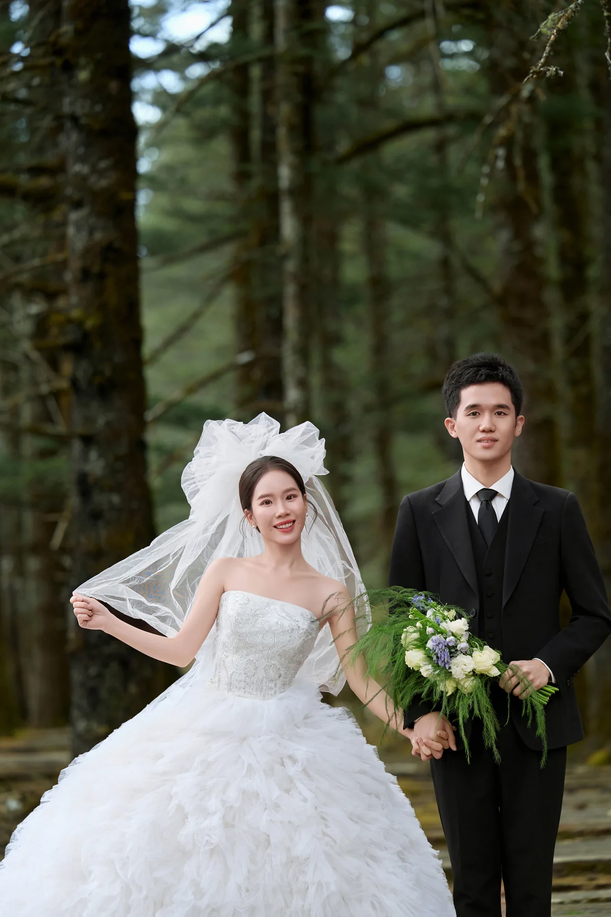 新人在森林中的婚纱照